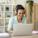 Assistente administrativo home office Bancorbrás analisando planilhas financeiras em laptop moderno