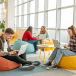 Áreas com mais empregos em Santa Catarina em 2025. Jovens profissionais em coworking.